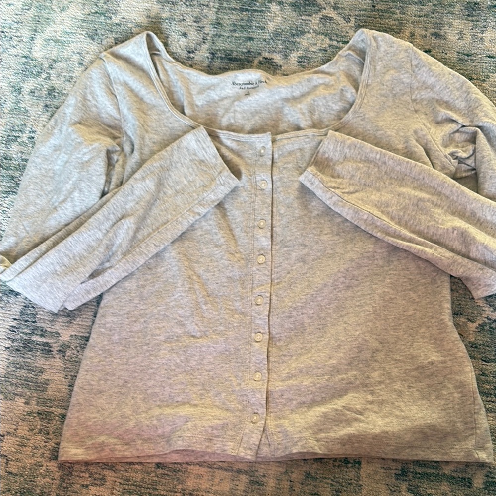 Abercrombie & Fitch Gray Long Sleeve Tee